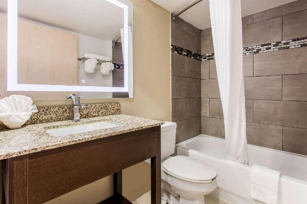 Quality Inn & Suites image 15